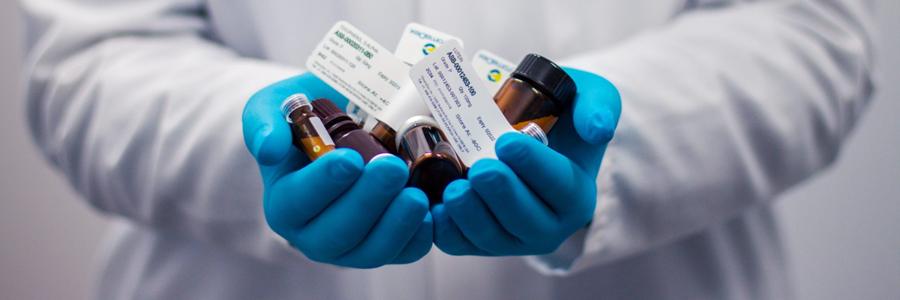Mains gantées présentant des médicaments
