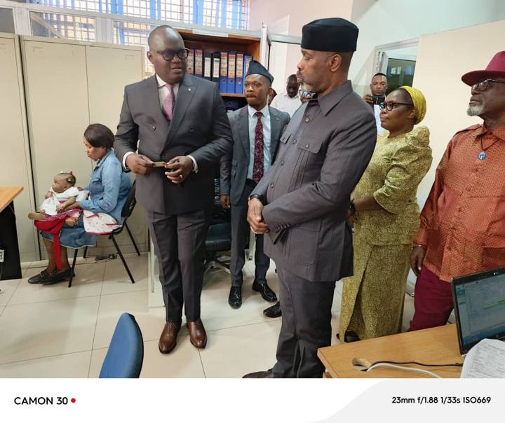 Photo 5 — VISITE DES INSTALLATIONS DE LA MESP « Mutuelle agréée » : Son Excellence Claude 