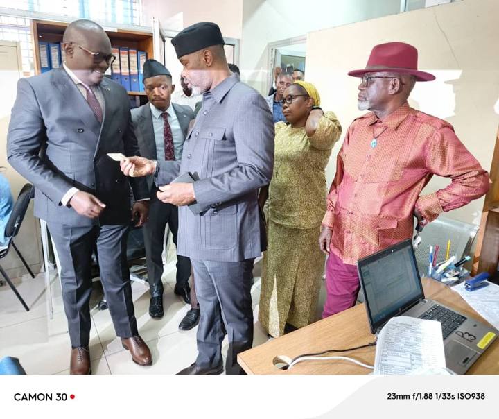 Photo 6 — VISITE DES INSTALLATIONS DE LA MESP « Mutuelle agréée » : Son Excellence Claude 